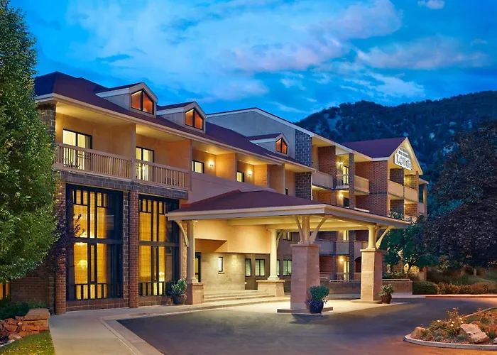 Top Picks for Hotels in Glenwood Springs: Where to Stay for Comfort and Convenience