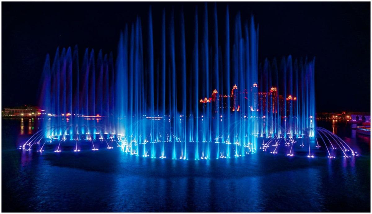 Dubai's dancing fountain, wonder and magic guaranteed