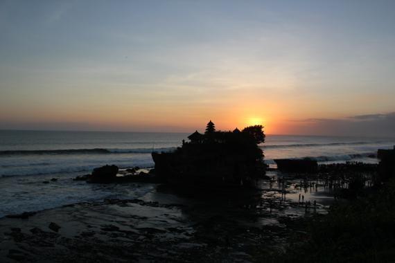 atardecer en tanah lot en bali